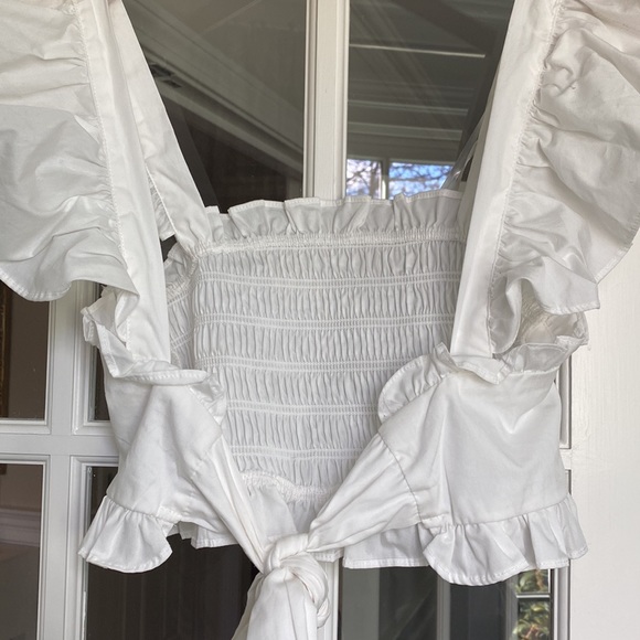 Flutter sleeve open back with tie closure white crop top. Altered State. Xs - Picture 2 of 2